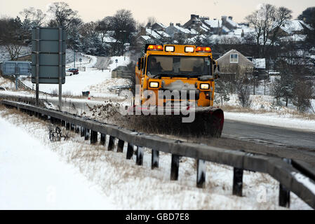 Un aratro di neve libera la neve dalla A66 vicino Bowes oggi come la neve pesante cade sopra il Regno Unito. Foto Stock