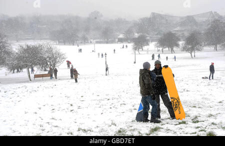 I membri del pubblico apprezzano la neve a Primrose Hill, a nord di Londra. Foto Stock