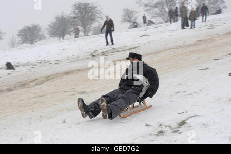 I membri del pubblico apprezzano la neve a Primrose Hill, a nord di Londra. Foto Stock