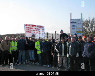 Alcuni dei 500 appaltatori del terminal GNL di South Hook a Milford Haven, Galles occidentale, protestano contro i lavoratori britannici che perdono nei confronti dei loro omologhi stranieri. Foto Stock