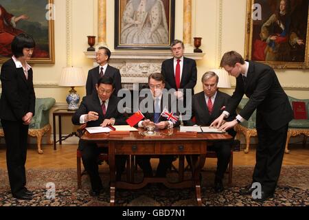 Il primo ministro britannico Gordon Brown e il Premier cinese Wen Jiabao testimoniano la firma di accordi commerciali, monitorati dal Segretario di Stato per le imprese, le imprese e la riforma normativa Lord Peter Mandelson, tra le due nazioni al numero 10 di Downing Street. Foto Stock