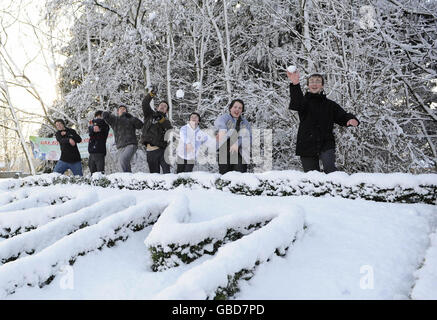I bambini vicino a Trim, County Meath, lanciano palle di neve l'uno verso l'altro. Foto Stock