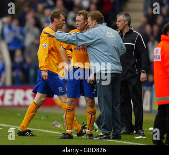 David Moyes, manager di Everton, saluta Duncan Ferguson dopo lo stato inviato fuori Foto Stock