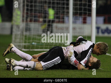 Il Kris Commons della contea di Derby celebra il suo obiettivo con Gary Teale (top) durante la fa Cup, il quarto round Replay al City Ground, Nottingham. Foto Stock