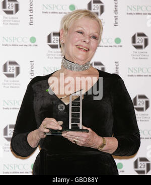 Dame Judi Dench con il suo Dillys Powell Award, al London Critics' Circle Film Awards, al Grosvenor House Hotel nel centro di Londra. Foto Stock