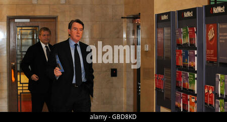 Il segretario d'affari Lord Mandelson (a destra) in una filiale della banca NatWest nella città di Londra durante una visita con il direttore generale della Royal Bank of Scotland Alan Dickinson (a sinistra) per annunciare un'iniezione di 3 miliardi di contanti che coinvolgono RBS per le piccole e medie imprese. Foto Stock