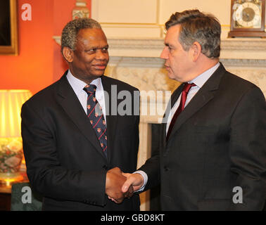 Il primo ministro Gordon Brown incontra Richard Taylor, padre della damilola degli studenti assassinati a Downing Street. Foto Stock