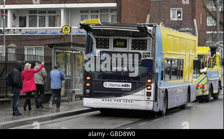 L'autobus a due piani si è schiantato in un albero perdendo il tetto sulla North Strand di Dublino questa mattina. Foto Stock