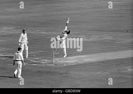 Cricket - finale della Gillette Cup - 1970 - Lancashire / Sussex - Lord's. Farokh Engineer (c), guardiano del Lancashire, perde una palla di ritorno da un violoniere. Foto Stock