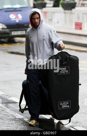 Inghilterra Rugby Fly Half Danny Cipriani arriva con la squadra inglese sassoni al Terminal 1 dell'aeroporto di Heathrow, Londra. Foto Stock