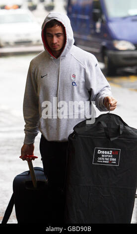 Inghilterra Rugby Fly Half Danny Cipriani arriva con la squadra inglese sassoni al Terminal 1 dell'aeroporto di Heathrow, Londra. Foto Stock