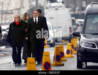 Il cuore di Craig Hodson-Walker arriva alla chiesa di San Marco, Fairfield, accompagnata da sua madre Judy (sciarpa rossa), fidanzata Lisa Bundy (sciarpa grigia) e fratello James per il suo servizio funerale oggi. Foto Stock