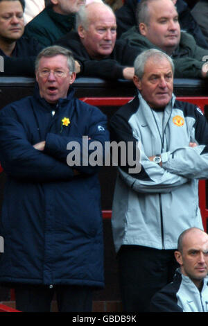 Calcio - AXA fa Cup - Quarter Final - Manchester United contro Fulham. Il manager del Manchester United Alex Ferguson e l'assistente Walter Smith non possono credere ai loro occhi, mentre un'altra possibilità va implacando Foto Stock