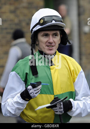 Tony McCoy sulla sua strada per il paddock prima di arrivare terzo su Burton Port nel E.b.F. Moorcroft Racehorse Center NH Novices' hurdle durante la Festa della birra e dei Balti all'Ippodromo di Fontwell Park, West Sussex. Foto Stock