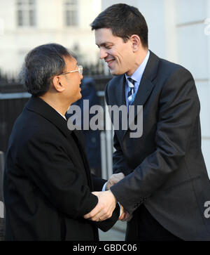 Il Segretario agli Esteri David Miliband incontra il Ministro degli Esteri cinese Yang Jiechi al Carlton House Gardens di Londra. Foto Stock