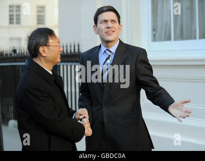 Il Segretario agli Esteri David Miliband incontra il Ministro degli Esteri cinese Yang Jiechi al Carlton House Gardens di Londra. Foto Stock