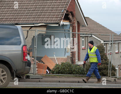 Tre uomini sono stati uccisi quando la macchina che stavano viaggiando in schiantò nel lato di una casa, che poi parzialmente crollò a Dalton Hill, Hamilton, nel Lanarkshire del Sud. Foto Stock