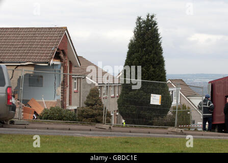 Tre uomini sono stati uccisi quando la macchina che stavano viaggiando in schiantò nel lato di una casa, che poi parzialmente crollò a Dalton Hill, Hamilton, nel Lanarkshire del Sud. Foto Stock