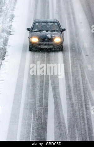 Tempo invernale. I conducenti devono affrontare condizioni pericolose sull'autostrada M20 vicino ad Ashford, nel Kent, mentre un colpo freddo colpisce la Gran Bretagna. Foto Stock