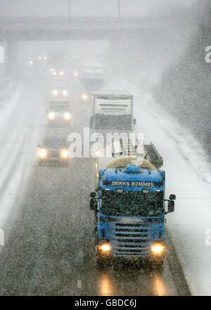 I conducenti devono affrontare condizioni pericolose sull'autostrada M20 vicino ad Ashford in Kent, mentre un colpo di freddo colpisce la Gran Bretagna. Foto Stock