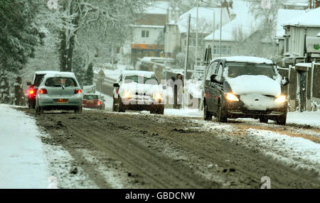 I piloti lottano attraverso la neve a Woodford Green, Essex, mentre la nevicata pesante colpisce il Regno Unito. Foto Stock