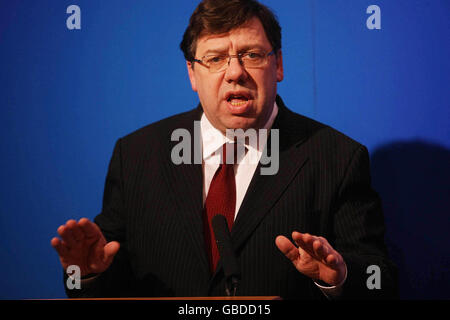 Taoiseach Brian Cowen in una conferenza stampa presso gli edifici governativi di Dublino. Foto Stock