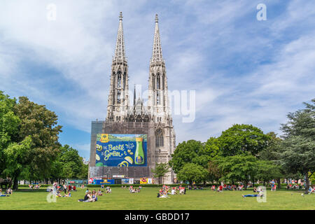 Persone rilassante di Sigmund Freud Park e Chiesa Votiva a Ringstrasse nell interno della città di Vienna, Austria Foto Stock
