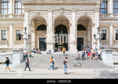 La gente all'entrata dell'edificio principale dell'Università sulla Ringstrasse nell interno della città di Vienna, Austria Foto Stock