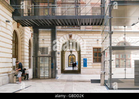Corte con la gente in edificio principale dell Università sulla Ringstrasse nell interno della città di Vienna, Austria Foto Stock