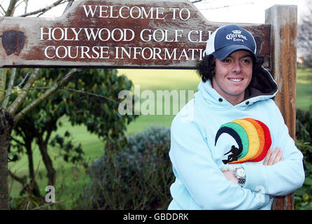 Il golfista Rory McIlroy, all'Hollywood Golf Club di Co Down dopo aver vinto il Dubai Desert Classic la domenica. Foto Stock