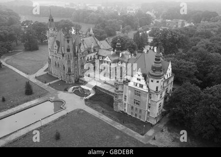 Il castello di MOSZNA (vista aerea). Voivodato di Opole, Polonia. Foto Stock