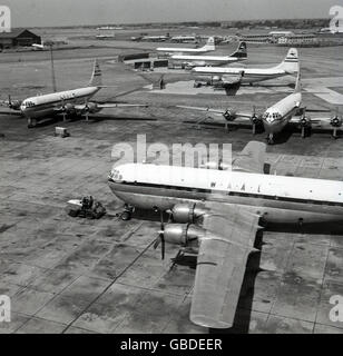 Anni Cinquanta foto storiche dei vari aerei compresi un West African Airways Corporation o WAAC Boeing Stratocruiser propellered aeromobili parcheggiati all'Aeroporto di Londra, Londra, Inghilterra, Regno Unito. Foto Stock