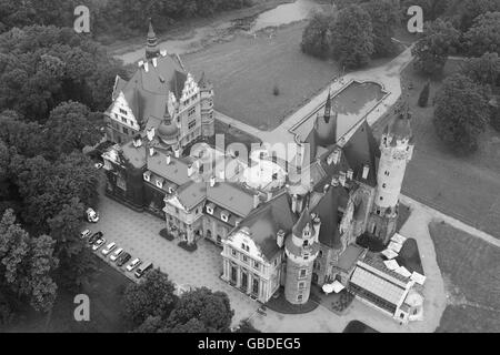 VISTA AEREA. Castello di Moszna. Voivodato di Opole, Polonia. Foto Stock