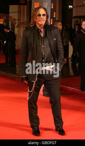 Mickey Rourke arriva per i British Academy Film Awards 2009 alla Royal Opera House di Covent Garden, nel centro di Londra. Foto Stock