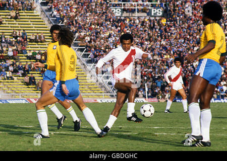 Calcio - Coppa del mondo FIFA 1978 Argentina - secondo turno - Gruppo B - Perù / Brasile - Estadio Ciudad de Mendoza, Mendoza. Il Perù Teofilo Cubillas (c) si trova circondato da brasiliani Foto Stock