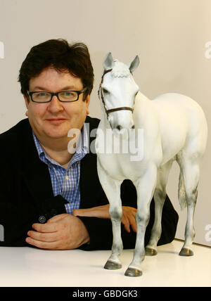 L'artista Mark Wallinger con il suo disegno vincente del progetto Landmark di Ebbsfolet, che è stato annunciato oggi alla Swan Valley Community School di Swanscombe, Kent. Foto Stock