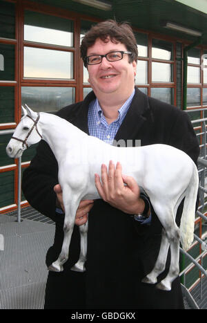 L'artista Mark Wallinger con il suo disegno vincente del progetto Landmark di Ebbsfolet, che è stato annunciato oggi alla Swan Valley Community School di Swanscombe, Kent. Foto Stock