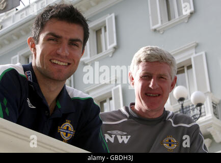 Il capitano dell'Irlanda del Nord Aaron Hughes e il direttore Nigel Worthington dopo una conferenza stampa al Grand Hotel Des Bains, Riccione, Italia. Foto Stock