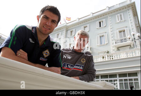 Il capitano dell'Irlanda del Nord Aaron Hughes e il direttore Nigel Worthington dopo una conferenza stampa al Grand Hotel Des Bains, Riccione, Italia. Foto Stock