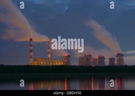 Centrale elettrica a carbone di notte. Bełchatów, Regione di Łódź, Polonia. Foto Stock