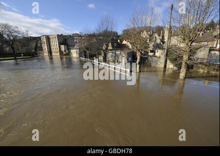 Il fiume Avon scoppia le sue rive e inonda la parte inferiore del centro di Bradford-on-Avon dopo pioggia torrenziale e neve in città. Foto Stock