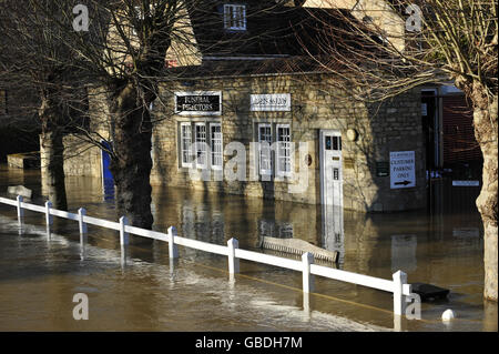 Il fiume Avon scoppia le sue rive e inonda la parte inferiore del centro di Bradford-on-Avon dopo pioggia torrenziale e neve in città. Foto Stock