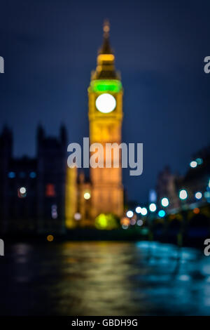 Bokeh Big Ben girato di notte Foto Stock