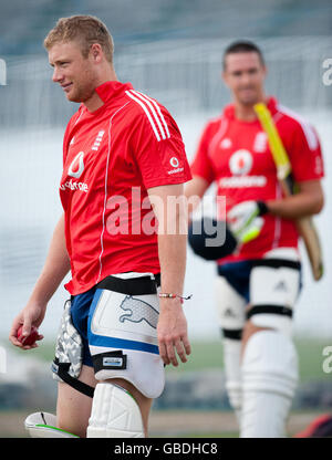 Andrew Flinoff (a sinistra) e Kevin Pietersen in Inghilterra durante una sessione di prove di rete allo stadio ARG di North Sound, Antigua. Foto Stock