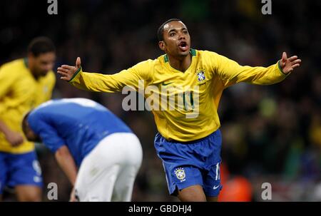 Il brasiliano Robinho festeggia segnando i suoi lati secondo gol Foto Stock