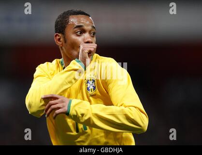 Il brasiliano Robinho festeggia segnando i suoi lati secondo gol Foto Stock