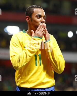 Calcio - International friendly - Italia v Brasile - Emirates Stadium. Il brasiliano Robinho festeggia il suo secondo gol ai lati Foto Stock