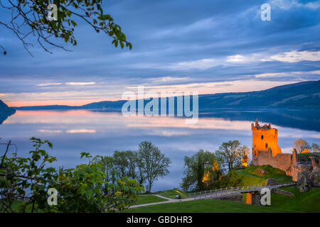 Castello Urquhart al crepuscolo. Il castello si siede accanto a Loch Ness, vicino a Inverness e Drumnadrochit, nelle Highlands della Scozia. Foto Stock