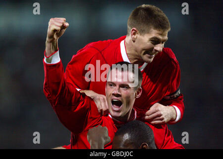 (Dall'alto verso il basso) Steven Gerrard e Jamie Carragher di Liverpool festeggiano con il compagno di squadra Emile Heskey Foto Stock