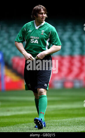 Ryan Jones durante la sessione di allenamento al Millennium Stadium di Cardiff. Foto Stock